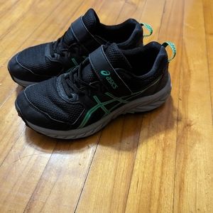 Boys Asics Size 4
